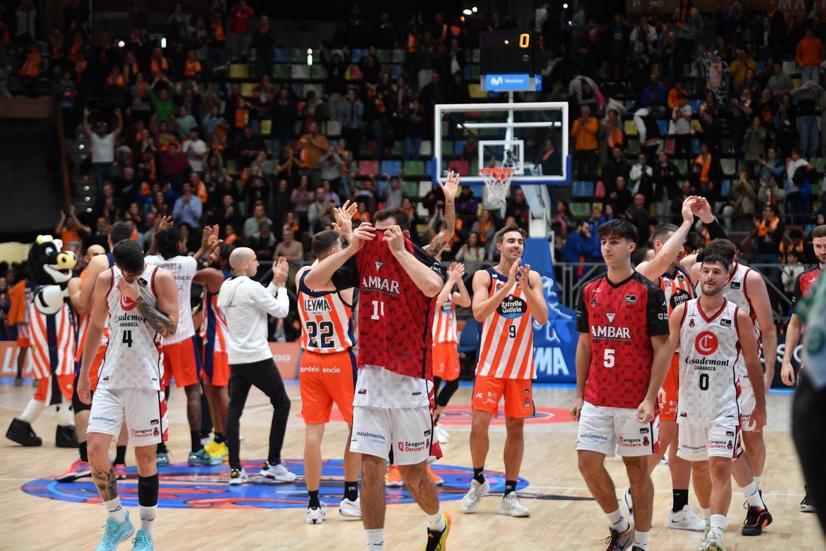Los jugadores del Casademont Zaragoza se marchan cabizbajos con los del Leyma celebrando al fondo aquel 26 de octubre de 2024.