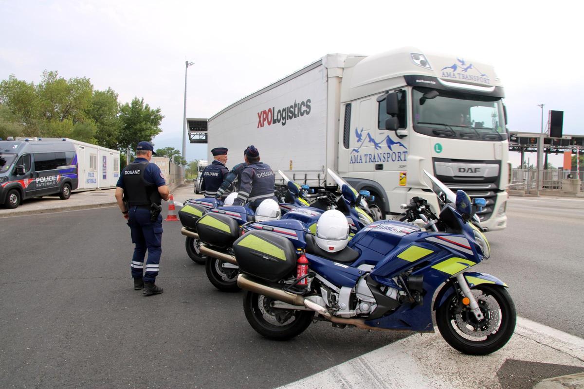 Les imatges del dispositiu policial a la frontera gironina amb França per la crisi migratòria a Ceuta