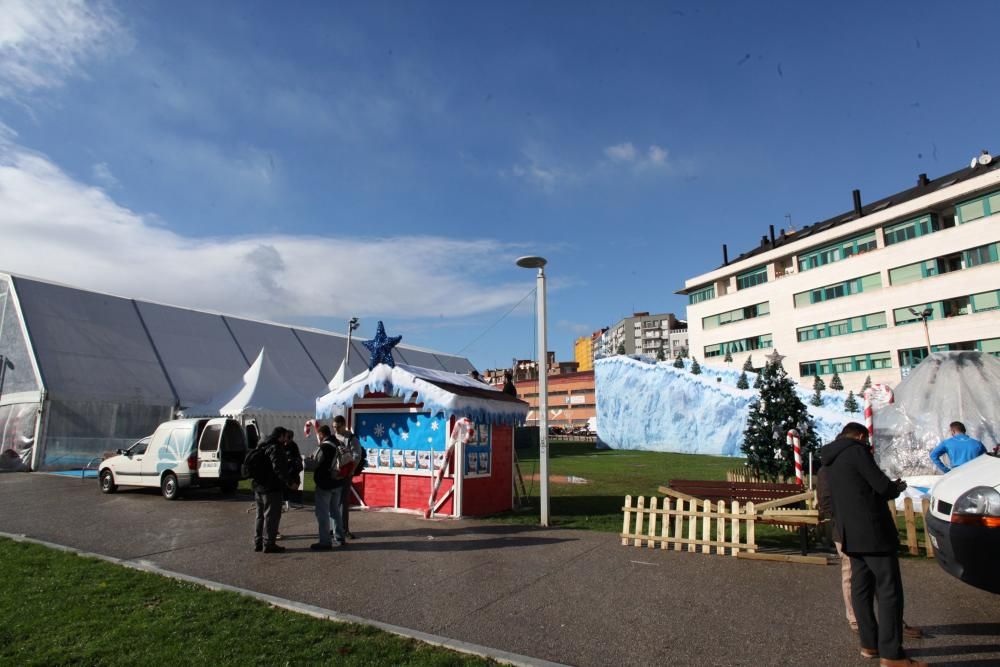 Preparativos para el mercadillo navideño y la pista de hielo en Gijón