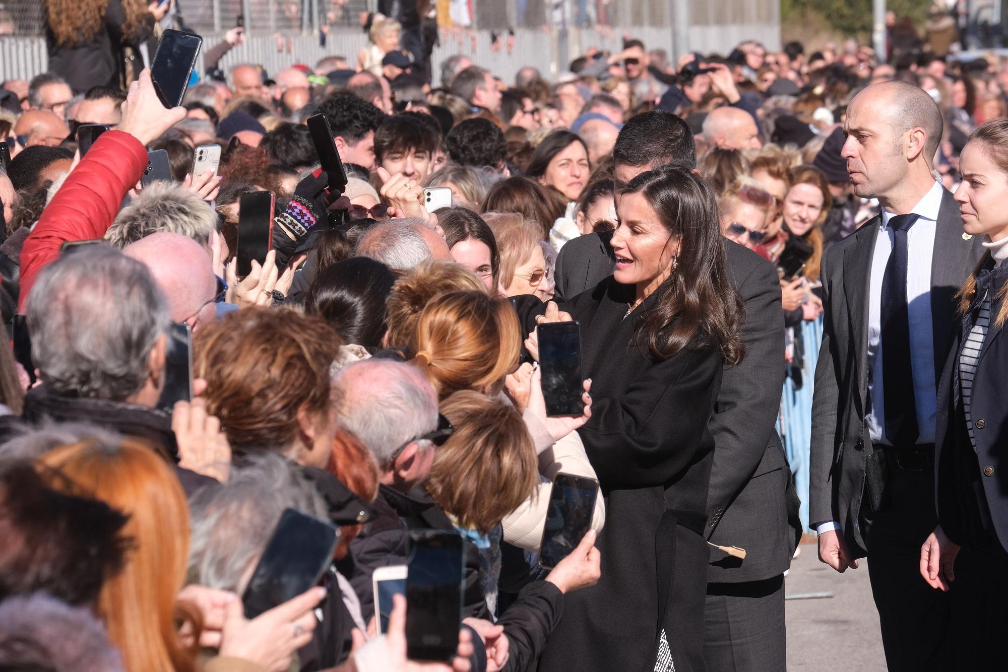 Recibimiento por todo lo alto y con gritos de "guapa" a la reina Letizia en Petrer