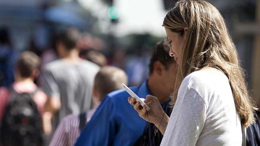 Una mujer usa un &#039;smartphone&#039;.