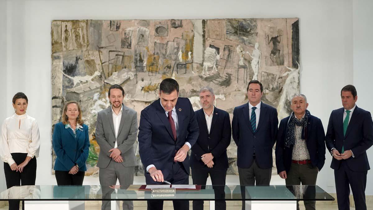 Firma del acuerdo para subir el salario mínimo a 950 euros en el 2020