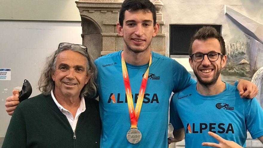 Toni Puig, Quique Llopis y Natxo Benítez celebran una medalla del atleta cuando este era del CA Gandia Alpesa