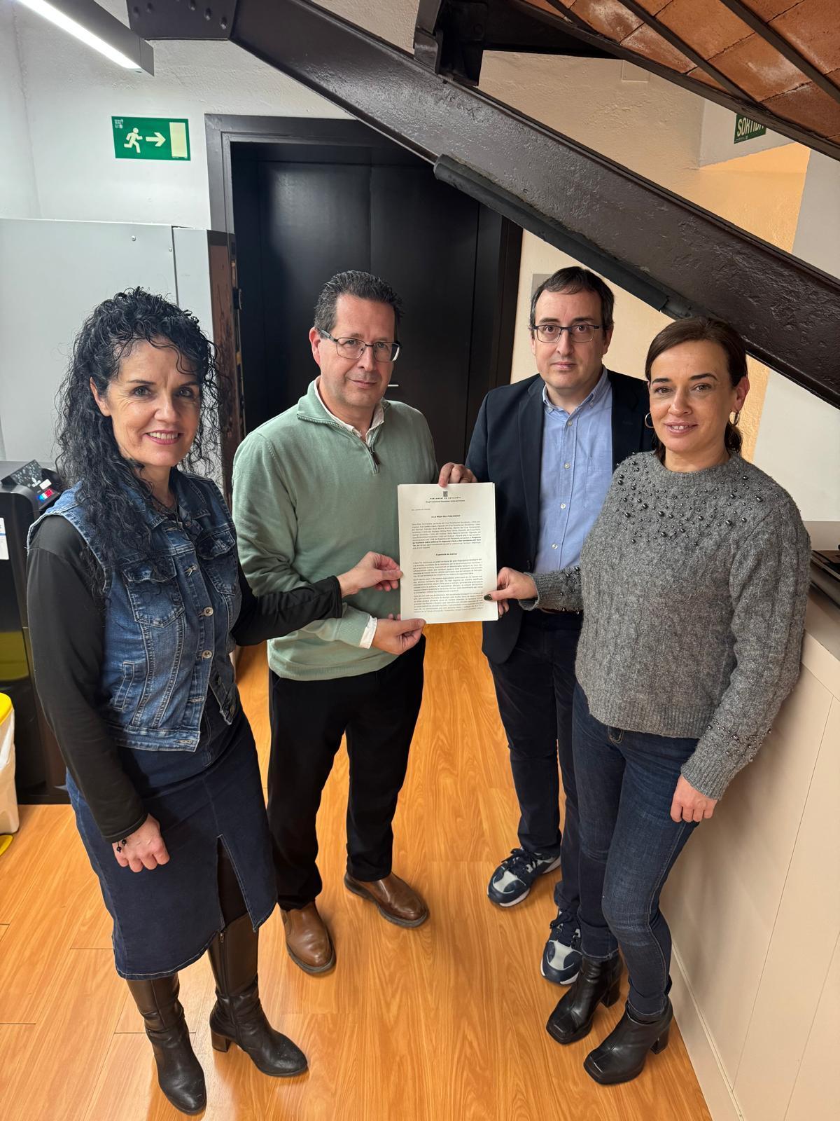 Representants del PSC durant la presentació de la proposta al Parlament.