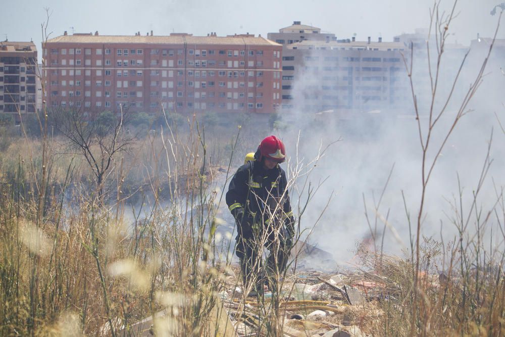 Incendio junto al cementerio de Castelló