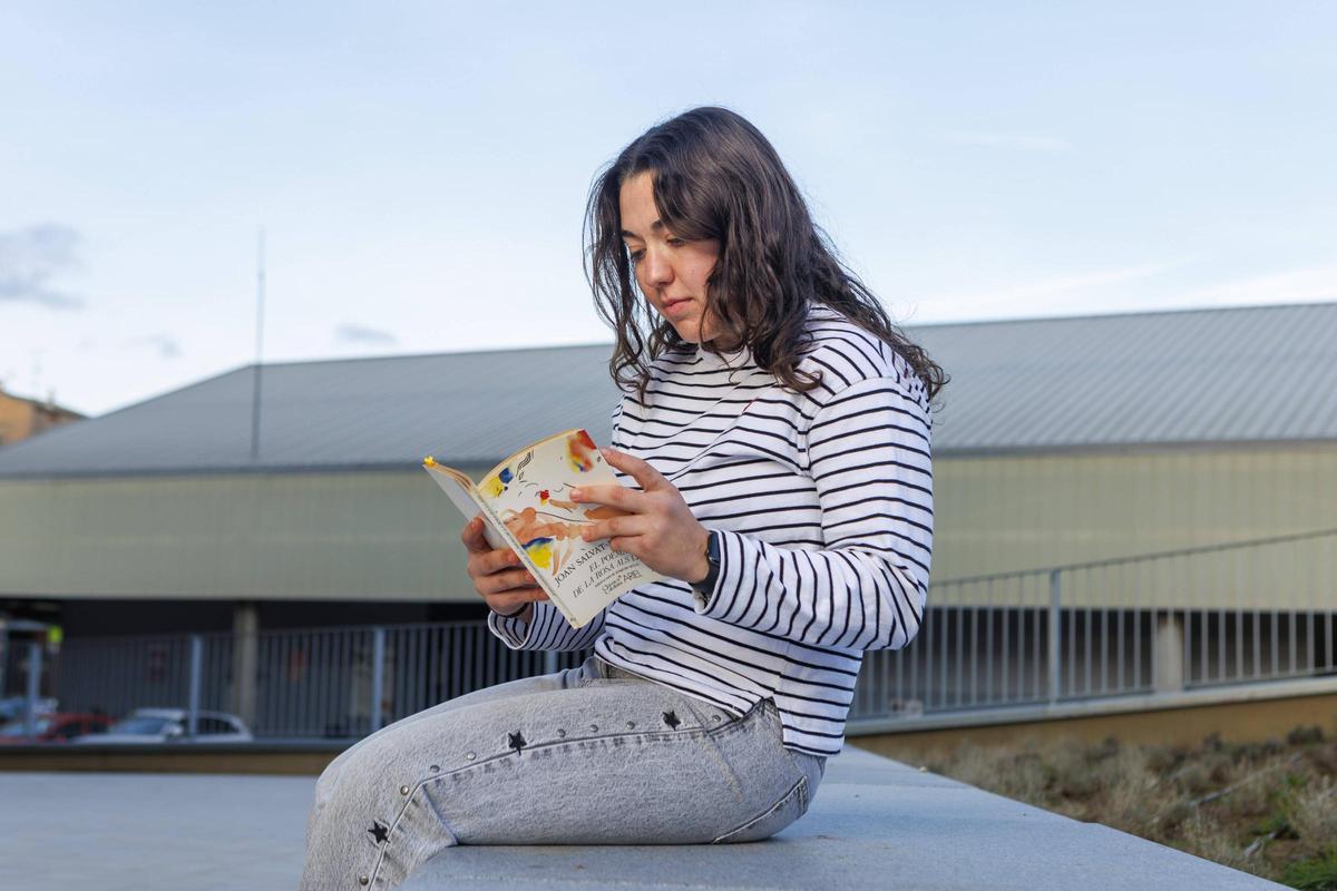 Karla Sabata, estudiant de filologia catalana, fullejant "El poema de la rosa els llavis" de Joan Salvat-Papasseit