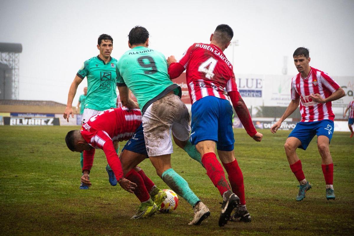 Alegría trata de llevarse el cuero entre Rubén Sánchez y Joselito.