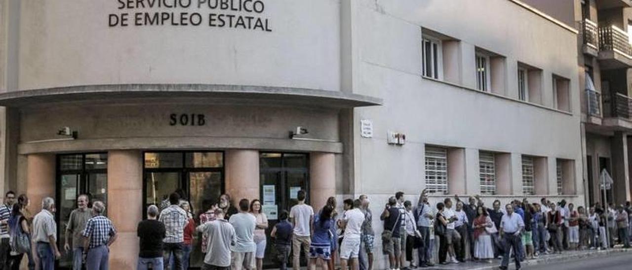 Casi la mitad de los parados registrados en el Soib son mayores de 45 años.