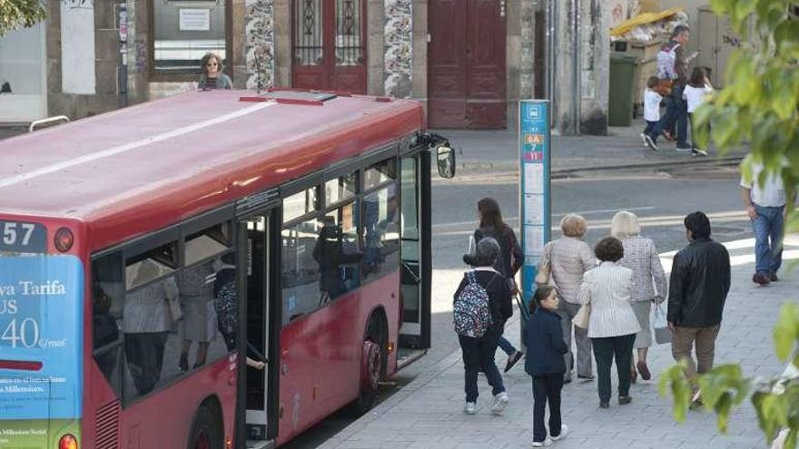 Un autobús urbano, en la parada de la plaza de España.