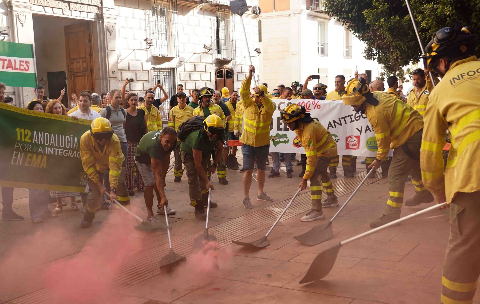 Los bomberos del Infoca se manifiestan en Málaga: 'Nuestros derechos se luchan y se defienden', convocada por CGT, CCOO, UITA, CSIF, SIBFI y Movimiento Infoca, por las precarias condiciones del servicio de extinción 