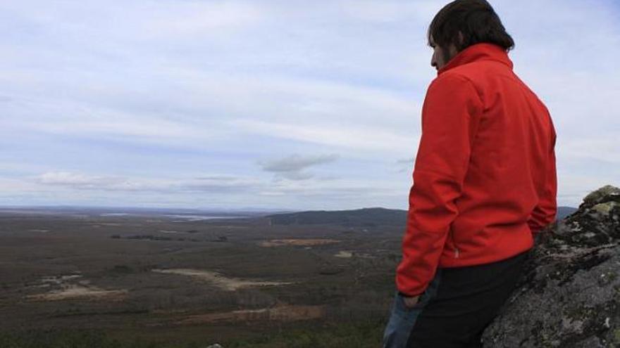 Esteban de la Peña observa una extensión de La Culebra desde una de las cumbres de la sierra.