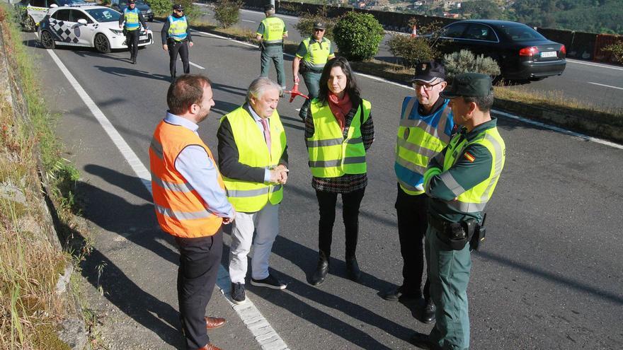 David Llorente, Emilio González, Andrea Conde, Baldomero Rubio y Javier Barja, en la OU-586, entre Ourense y Pereriro.   | // IÑAKI OSORIO