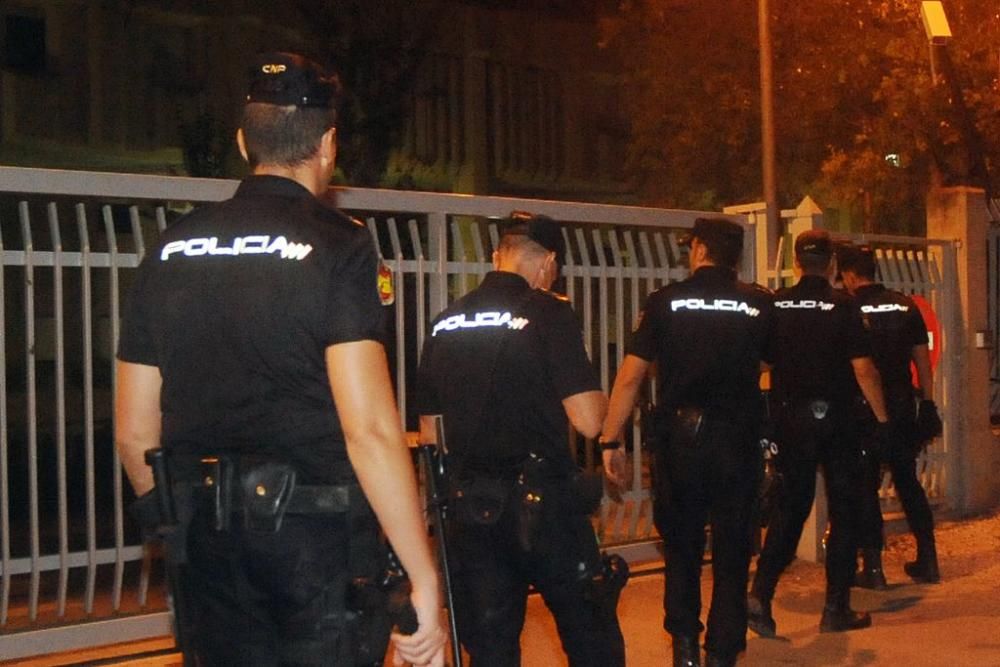 Heridos cuatro policías en un motín en el CIE