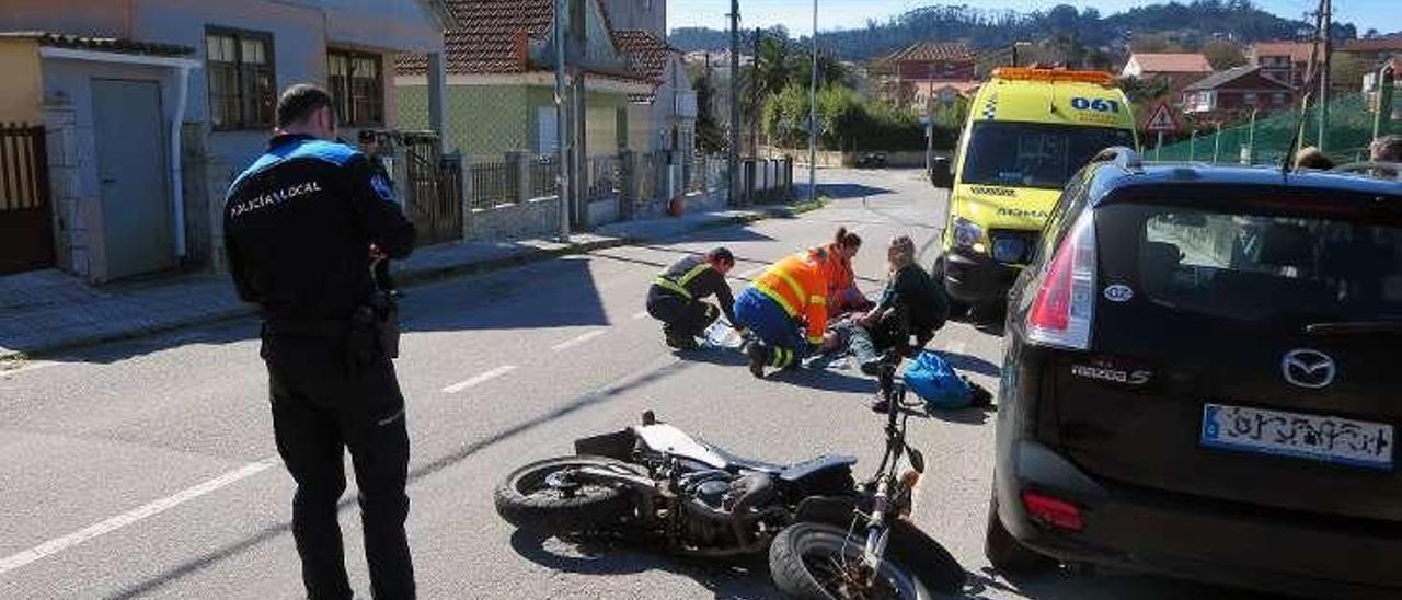 El motorista es atendido por los medios de emergencias. // G.N.