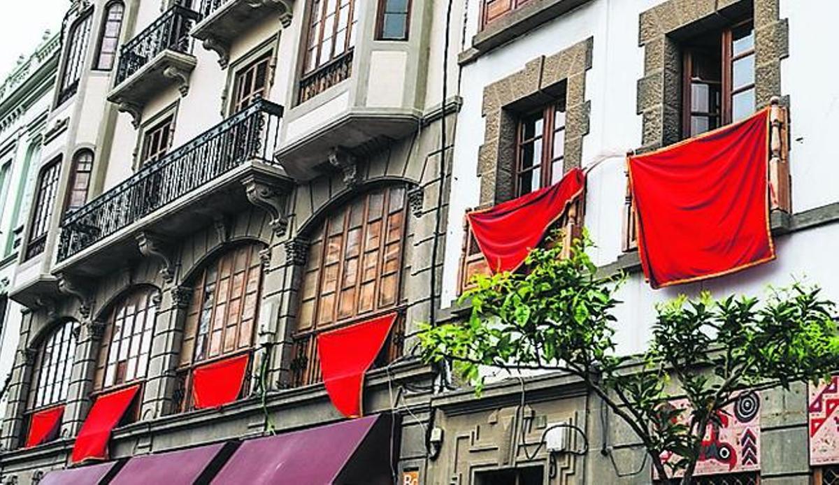 La capital se engalana para recibir a la patrona