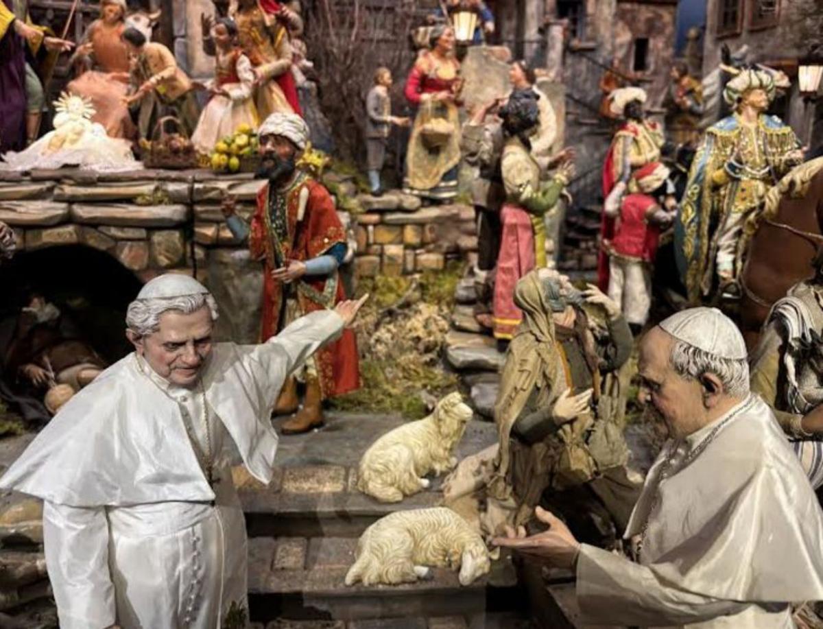 Las figuras de los papas del Belén Napolitano expuesto en el Museo de la Semana Santa. | J. A. O.