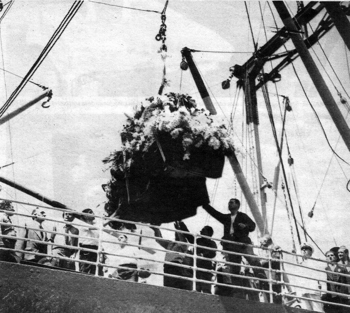 El féretro con los restos de Carlos Gardel llegando a Buenos Aires en 1936.
