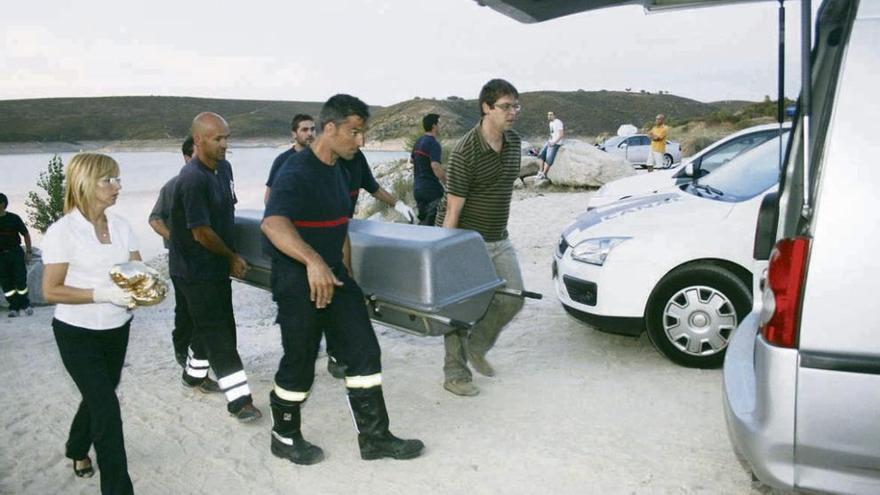 Bomberos retiran el cadáver del zamorano asesinado que apareció en el embalse de Ricobayo.