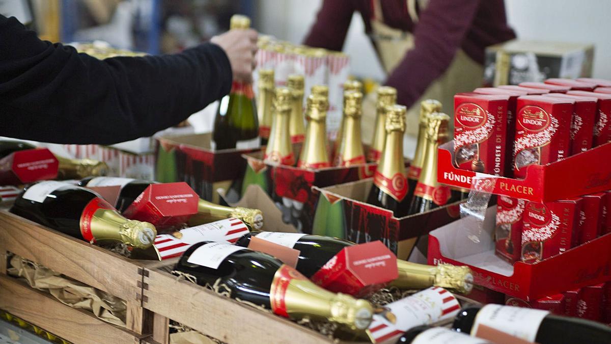  Cadena de producción de cestas navideñas en la empresa valenciana Grupo Disber.