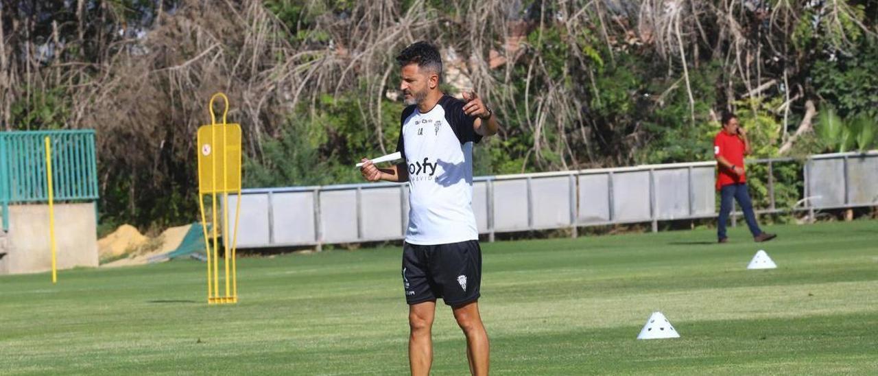 Iván Ania, durante un entrenamiento del Córdoba CF, esta temporada.