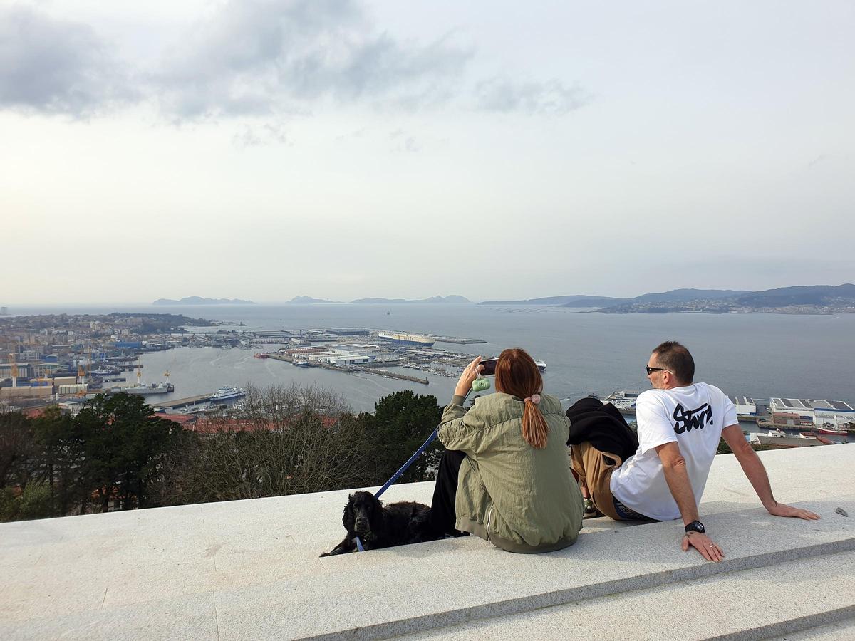 Una pareja en el tejado del antiguo polvorín de O Castro con vistas a la ría de Vigo.