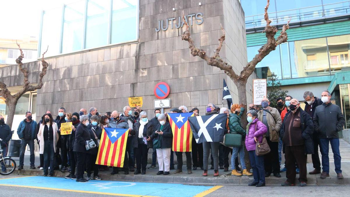 La concentració amb banderes independentistes davant dels jutjats de Figueres per les citacions del tall del Tsunami Democràtic, en una imatge d&#039;arxiu