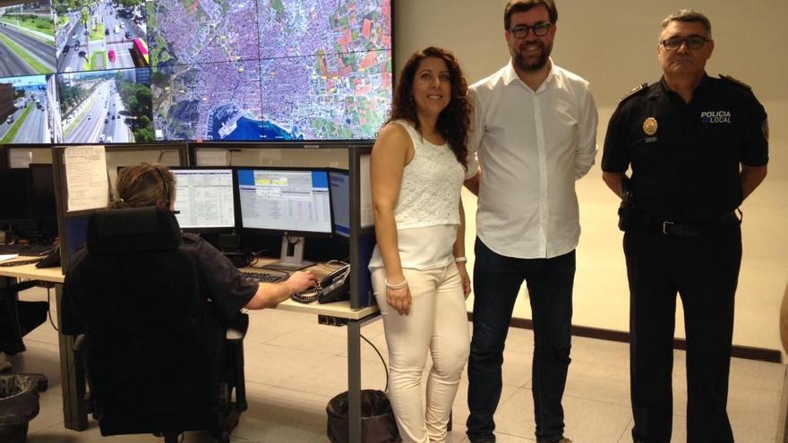 Pastor, junto al alcalde, Antoni Noguera, y el jefe de la PolicÃ­a Local, Josep PalouziÃ©.