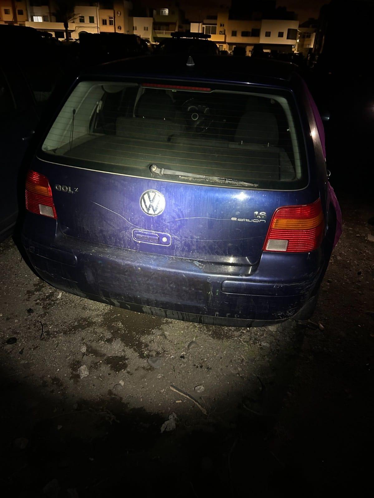 Vehículos en estado de desguace en un terreno de Ingenio