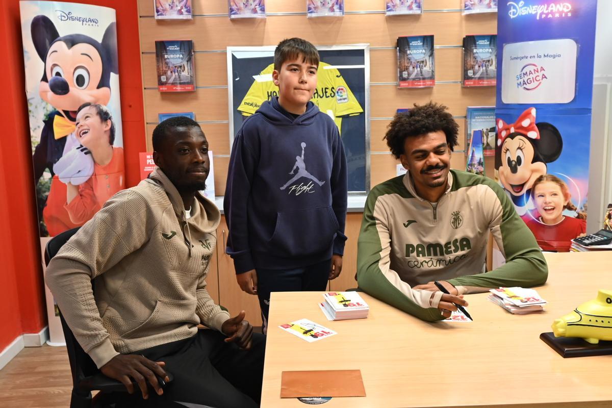 Galería | Baño de masas de Nicolas Pepe y Renato Veiga en Vila-real