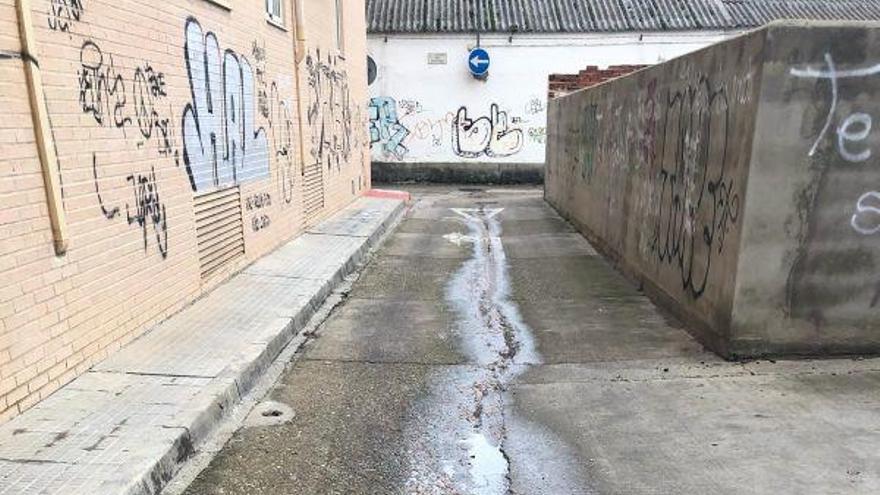 Salida de aguas fecales en el Callejón de Pedro Alvarado