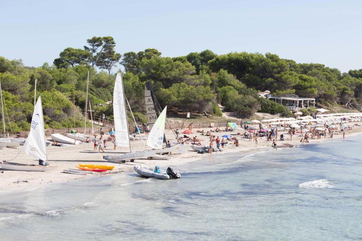 Ses Salines. La mejor para los que tienen el cuerpo para fiesta. Chiringuitos de moda y 'gente guapa'.