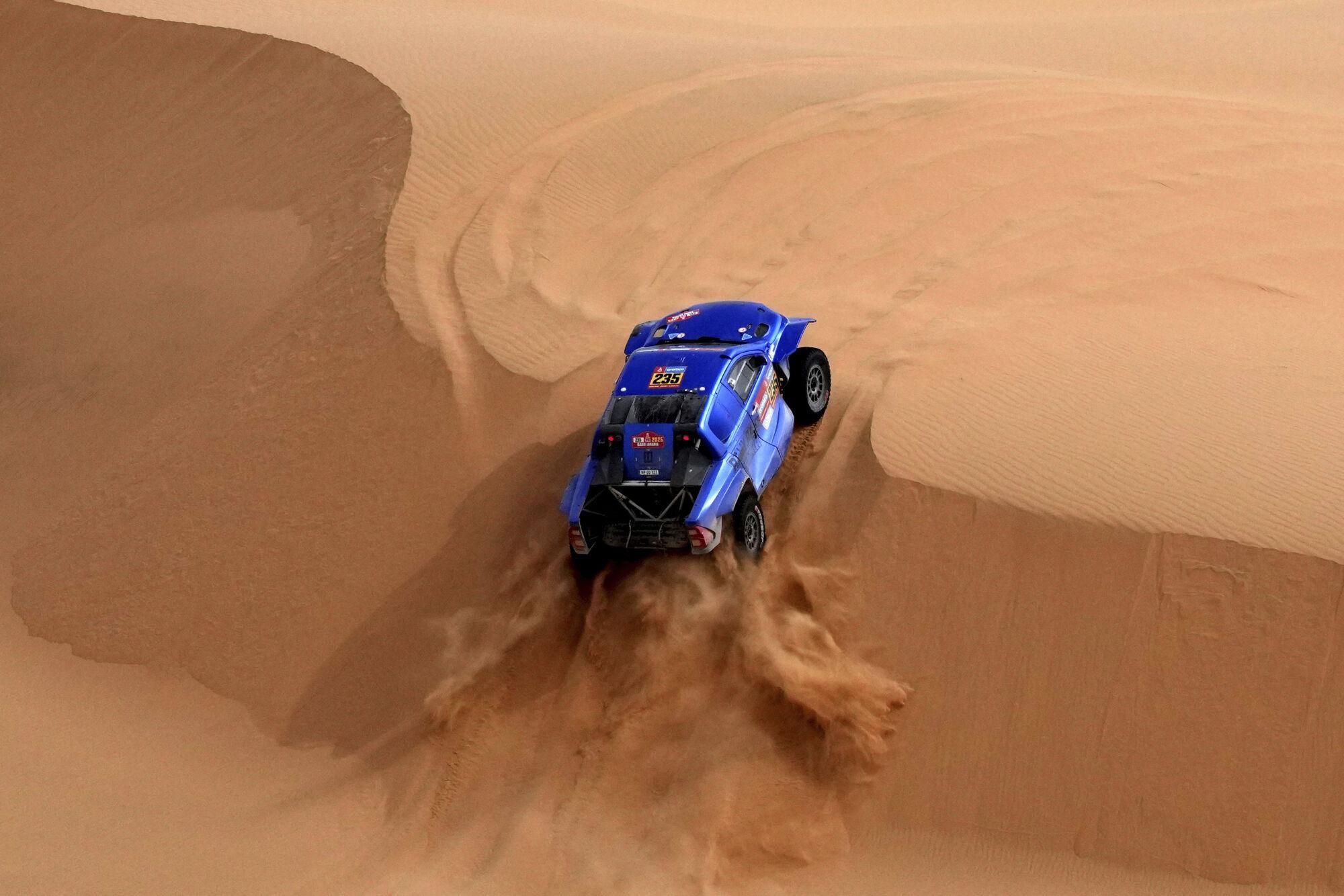 Driver Urvo Mannama and co-driver Risto Lepik compete during the seventh stage of the Dakar Rally with start and finish in Al Duwadimi, Saudi Arabia, Sunday, Jan. 12, 2025. (AP Photo/Christophe Ena). EDITORIAL USE ONLY/ONLY ITALY AND SPAIN