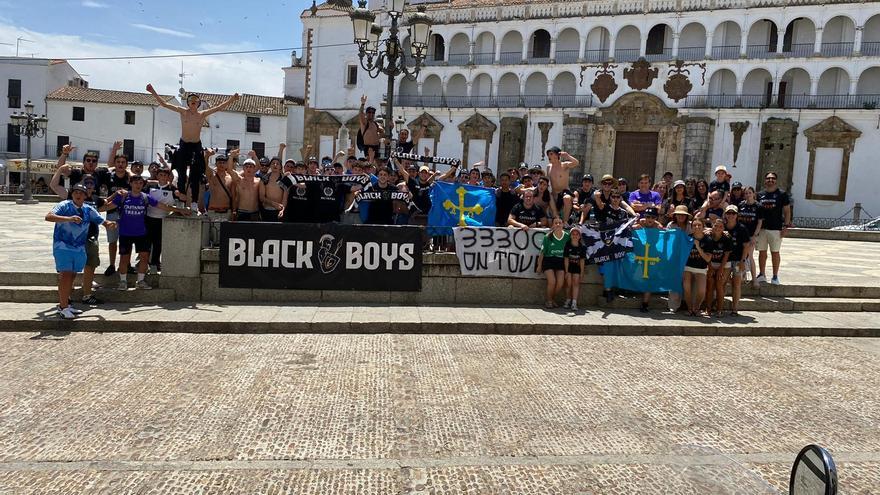 VÍDEO: Cerca de 150 aficionados del Lealtad ya animan a su equipo para pelear por el ascenso tras nueve horas de autobús hasta Badajoz