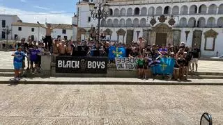 Cerca de 150 aficionados del Lealtad ya animan  por el ascenso tras nueve horas de bus hasta Badajoz