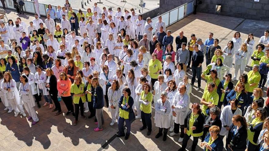 Un moment de la concentració de treballadors a l&#039;entrada de l&#039;Hospital Sant Joan de Déu