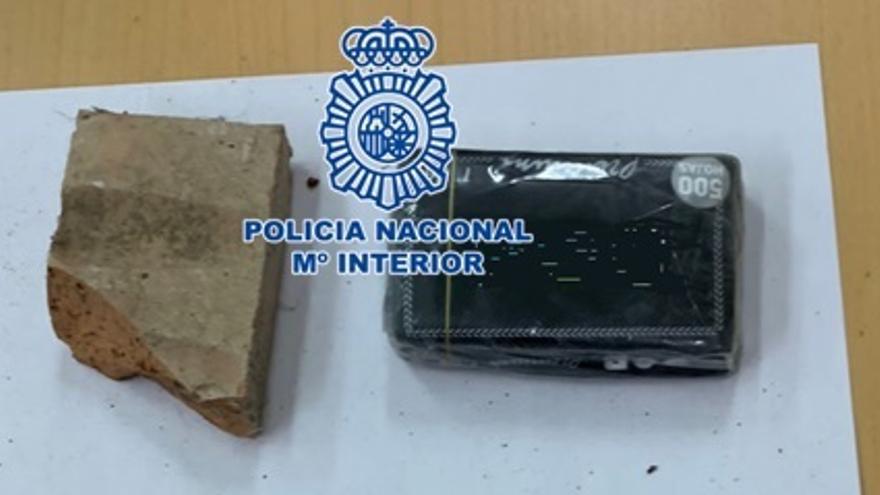 Detenido tras lanzar diez bellotas de hachís al patio de la cárcel de Melilla