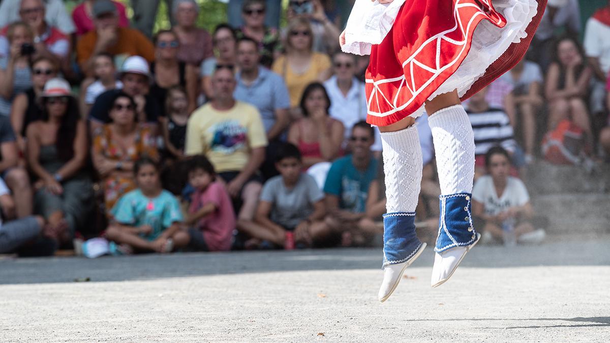 La danza vasca forma parte de la vida local y de muchas celebraciones en el interior del territorio.
