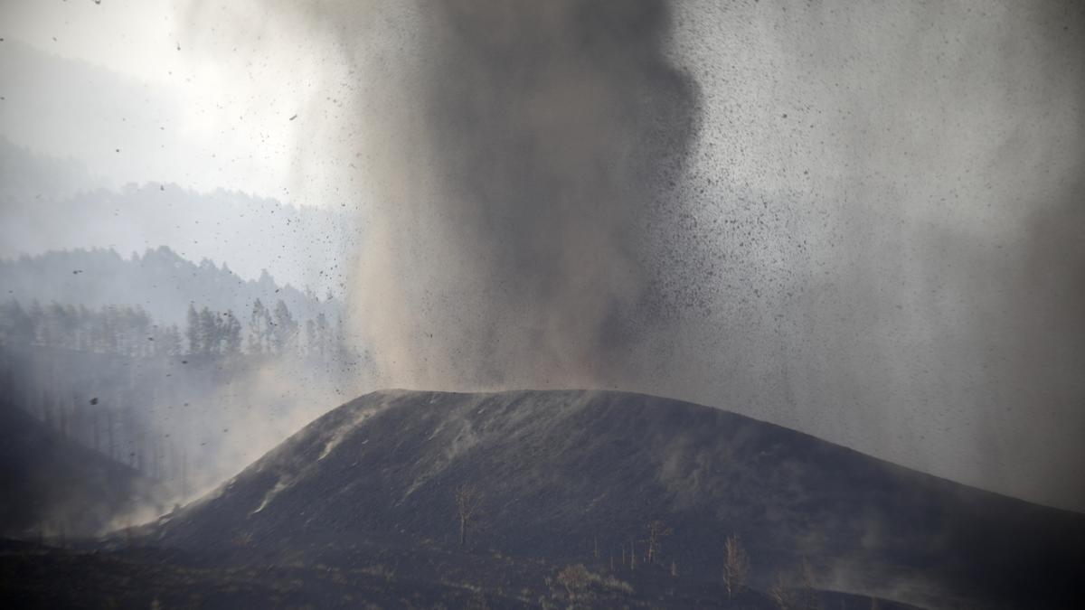 Más lava y más humo negro saliendo de la boca del volcán