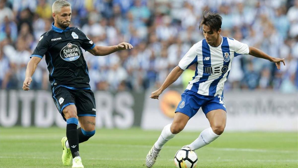 Óliver Torres protege el balón ante la presencia de Andone