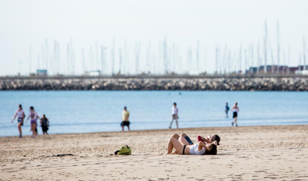 Deportistas en el Paseo Marítimo y en el Jardín del Turia de València