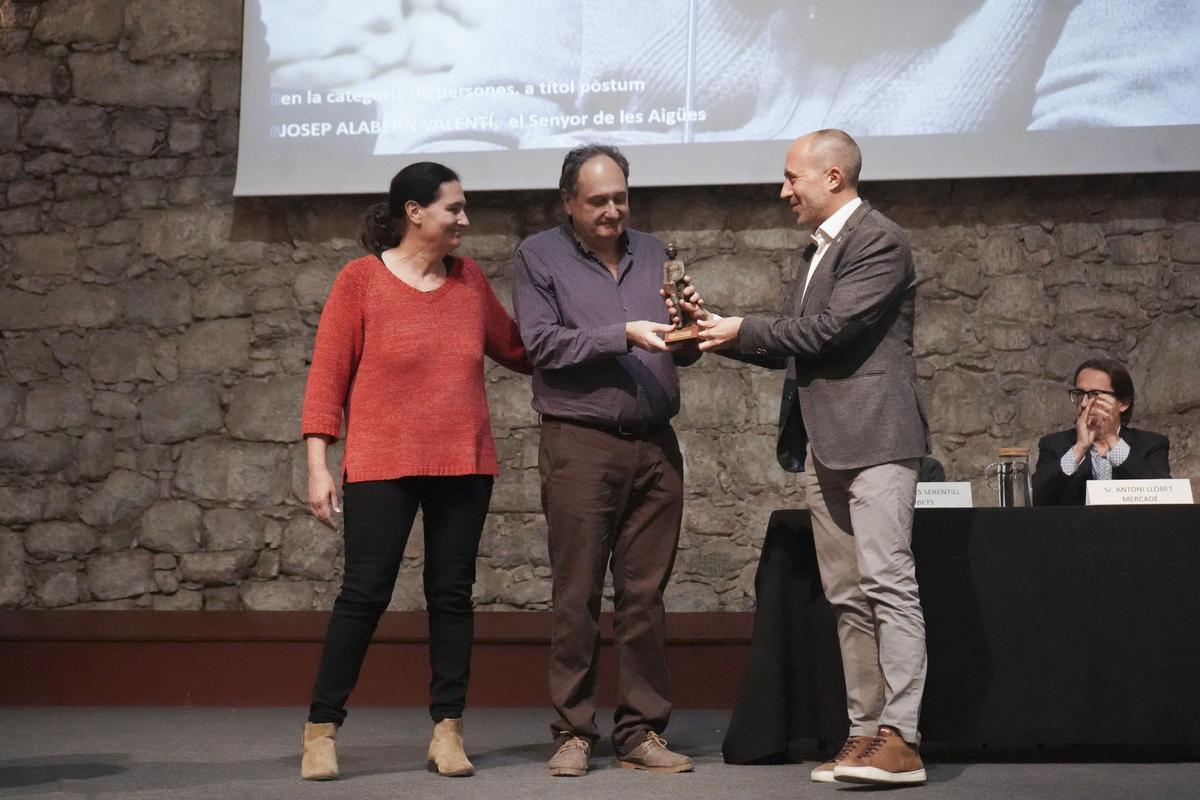 Glòria i Enric Alabern Comas reben l'escultura del premi de mans de l'alcalde Aloy
