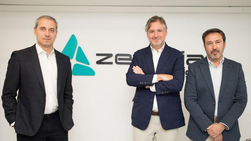 César Rodríguez (i), CEO de Zerintia; Joaquín Fernández, presidente, y Kepa Sagastabeitia