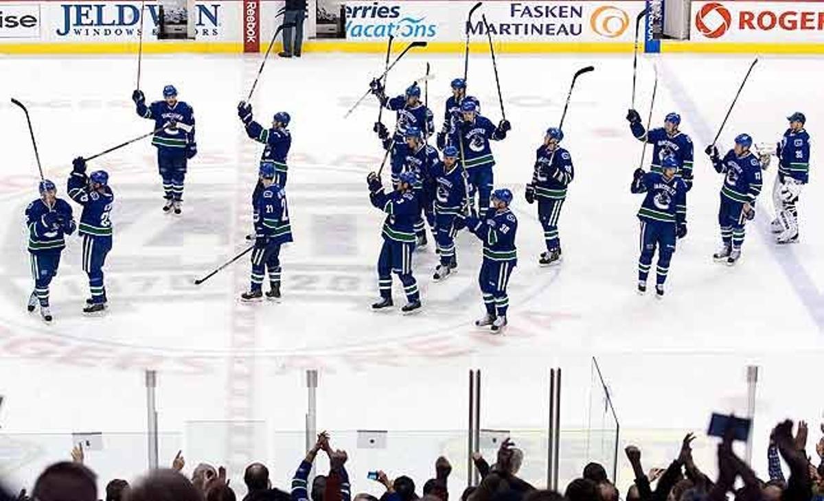 Jugadors de l’equip d’hoquei sobre gel canadenc, Vancouver Canucks, celebren l’obtenció del Trofeu del President de la NHL després de vèncer Los Angeles Kings