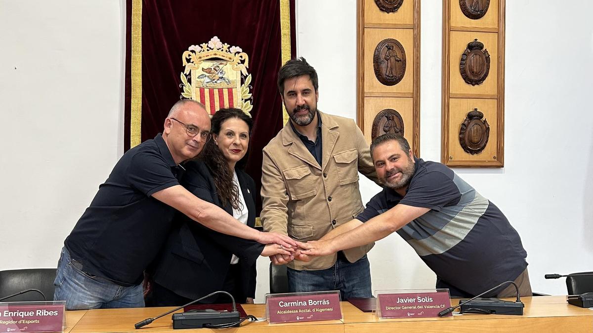 Firma del acuerdo entre el Ayuntamiento de Algemesí y el Valencia CF.