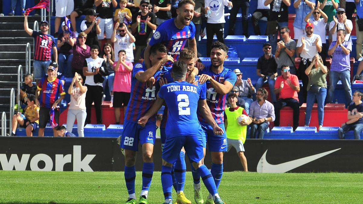 Los jugadores del Eldense celebran un gol en el último encuentro en el Nuevo Pepico Amat