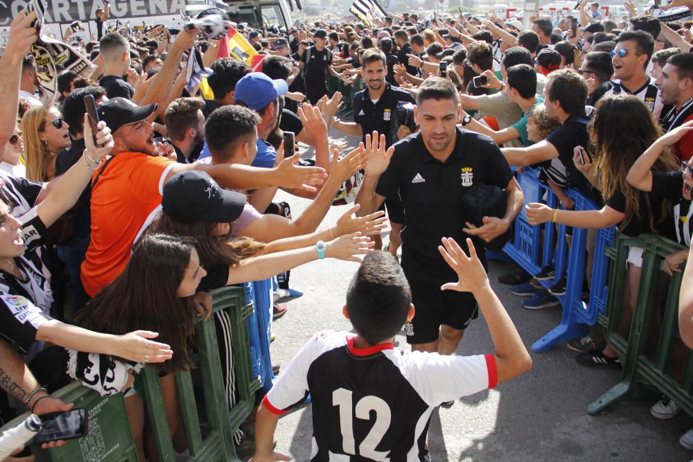 Multitudinaria llegada del FC Cartagena