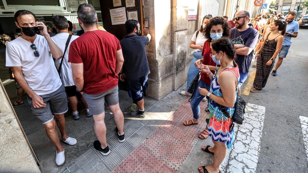 Varias personas acceden al punto de vacunación de La Fàbrica, en Alcoy.