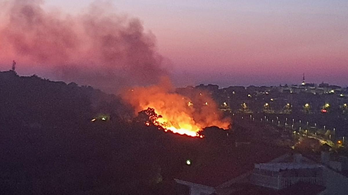Una imagen del fuego en la Sierrilla, que se ha desatado poco antes del amanecer por lo que no se ha podido disponer de medios aéreos.