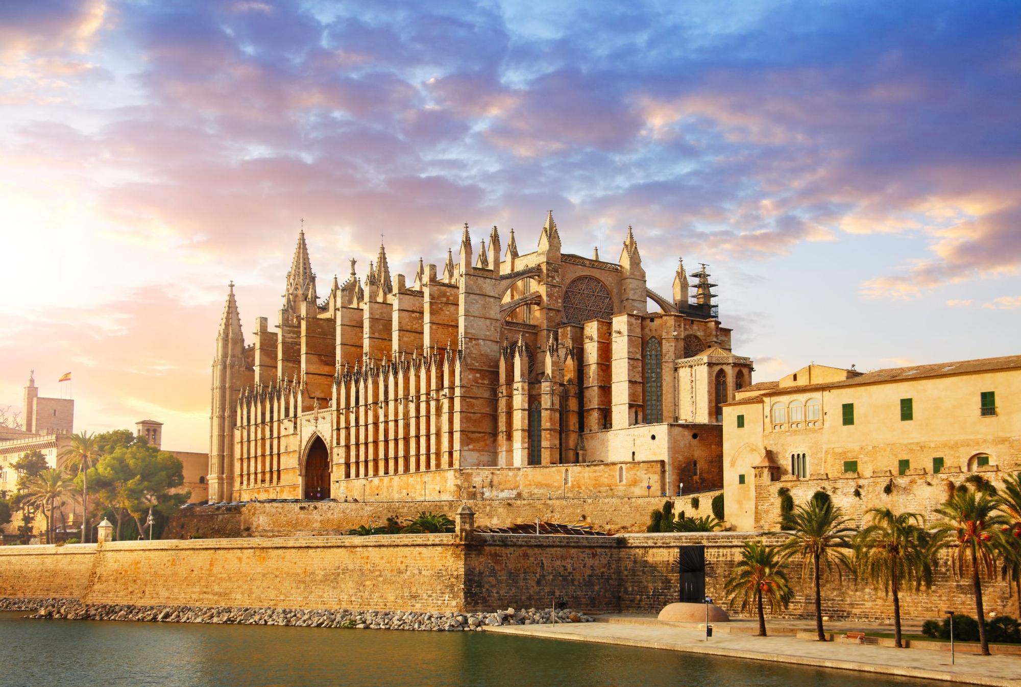 La catedral de Palma es el mayor icono de la capital de Mallorca