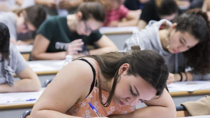 Alumnos de Bachillerato realizando el examen de selectividad.